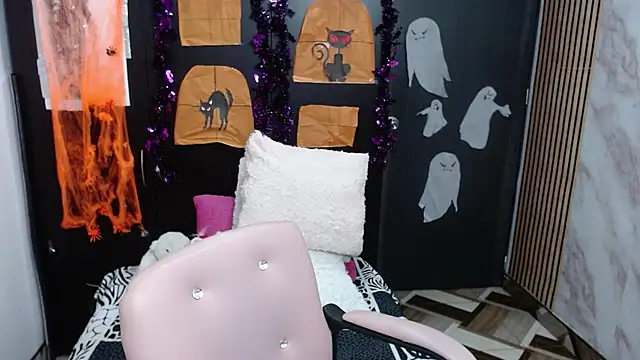 Snapshot of camilavargas_ chatting on 10-31-25, 10:44 camilavargas online show from 10-31-25, 10:44