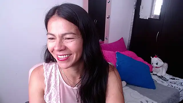 Snapshot of camilavargas_ chatting on 11-17-25, 04:35 camilavargas online show from 11-17-25, 04:35