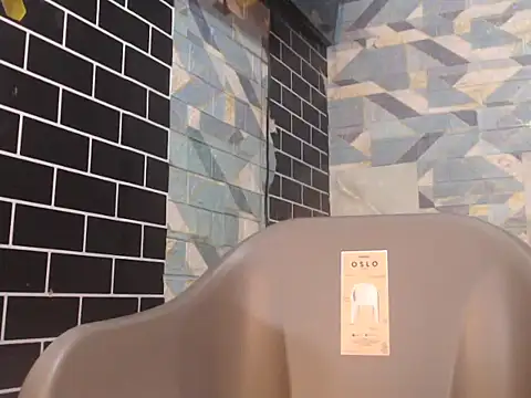 Snapshot of Newt4U chatting on 09-24-25, 07:28 Newt4U online show from 09-24-25, 07:28