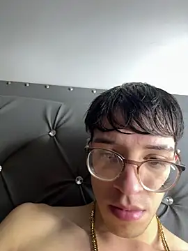 Snapshot of arthurdavies chatting on 10-31-25, 04:02 arthurdavies online show from 10-31-25, 04:02