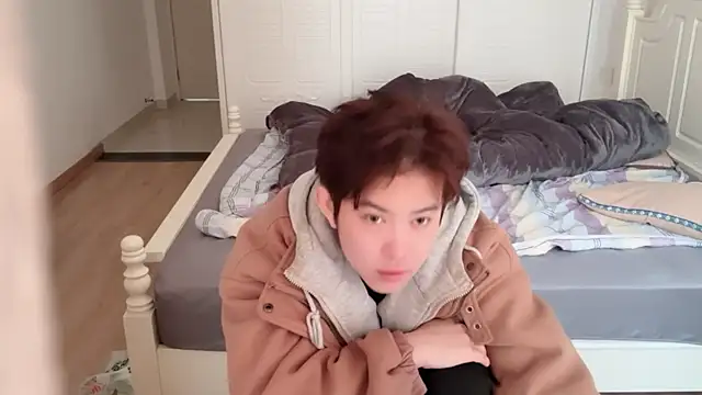 xlong00099 online show from 11-19-25, 06:24