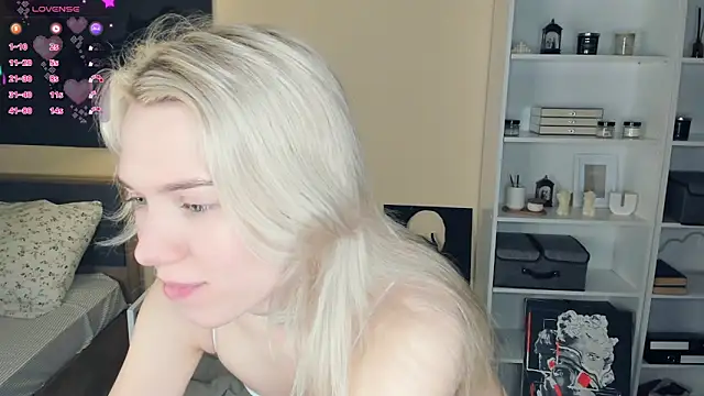 Snapshot of DianeHonnette chatting on 12-05-25, 07:32 DianeHonnette online show from 12-05-25, 07:32