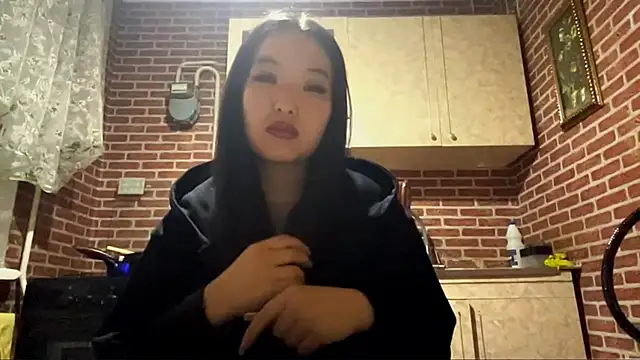 Snapshot of EmmaLeexth chatting on 11-16-25, 01:28 EmmaLeexth online show from 11-16-25, 01:28