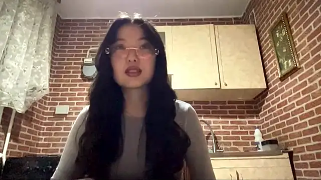 Snapshot of EmmaLeexth chatting on 11-23-25, 01:00 EmmaLeexth online show from 11-23-25, 01:00