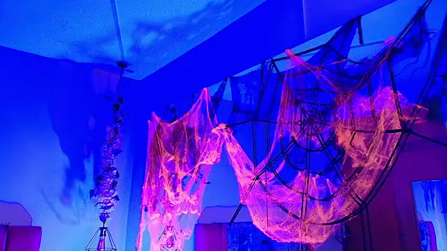 Snapshot of SabrinaV_ chatting on 10-14-25, 11:33 SabrinaV online show from 10-14-25, 11:33