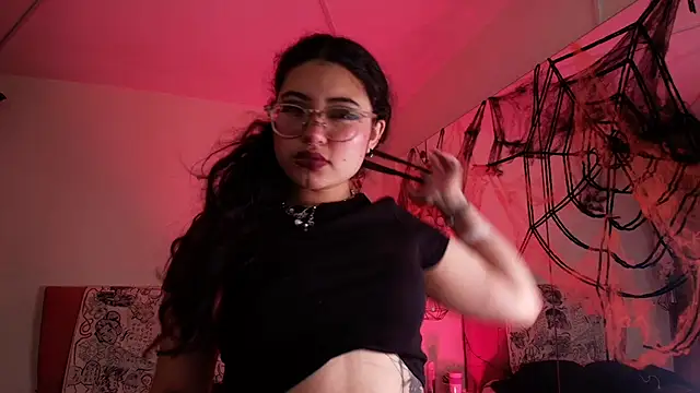 Snapshot of SabrinaV_ chatting on 10-22-25, 11:32 SabrinaV online show from 10-22-25, 11:32