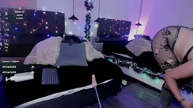 Snapshot of SabrinaV_ chatting on 11-17-25, 11:49 SabrinaV online show from 11-17-25, 11:49