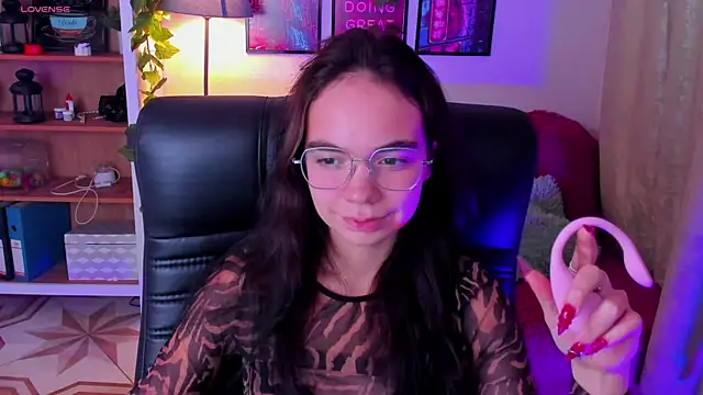 Snapshot of Elise_Noir chatting on 10-17-25, 04:20 Elise Noir online show from 10-17-25, 04:20