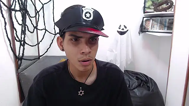 Snapshot of David_925_ chatting on 10-31-25, 04:13 David 925 online show from 10-31-25, 04:13