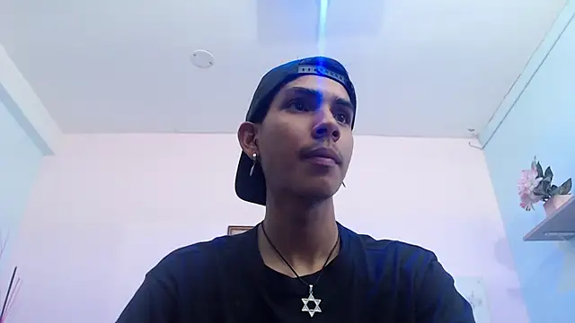 Snapshot of David_925_ chatting on 11-02-25, 02:19 David 925 online show from 11-02-25, 02:19