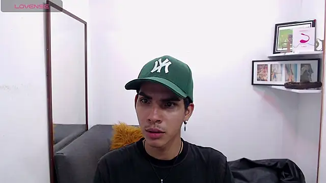 Snapshot of David_925_ chatting on 11-22-25, 09:36 David 925 online show from 11-22-25, 09:36