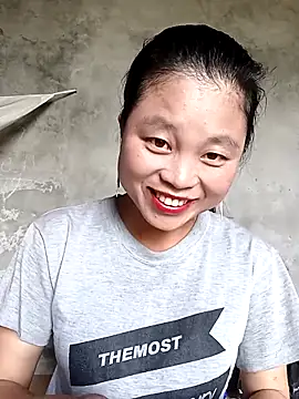 Snapshot of clara-cute chatting on 10-12-25, 04:55 clara-cute online show from 10-12-25, 04:55