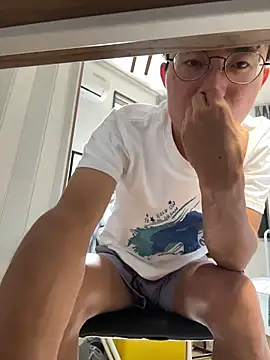 Snapshot of leeyoung_ chatting on 10-17-25, 03:42 leeyoung online show from 10-17-25, 03:42