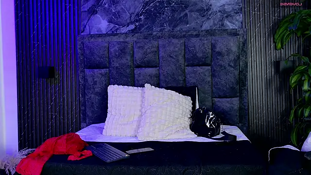 Snapshot of Suzie_cox chatting on 10-17-25, 01:35 Suzie cox online show from 10-17-25, 01:35