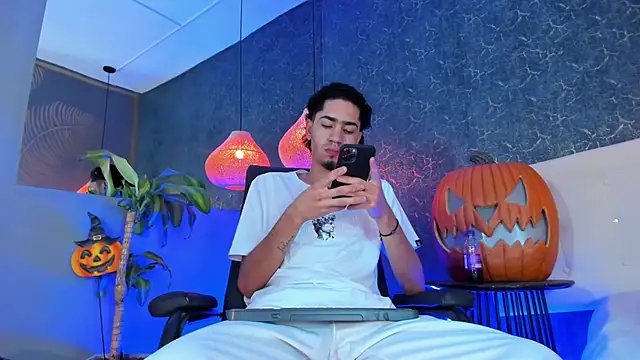 Snapshot of Daniel_Brawn chatting on 10-19-25, 06:52 Daniel Brawn online show from 10-19-25, 06:52