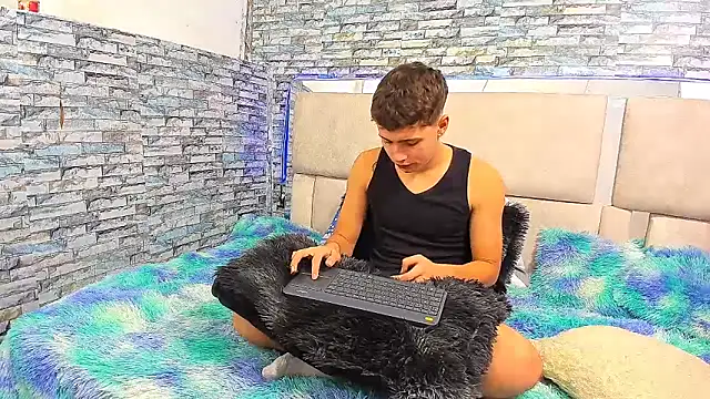 Snapshot of Julian_wolf18 chatting on 10-02-25, 02:13 Julian wolf18 online show from 10-02-25, 02:13