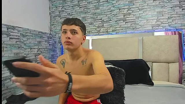 Snapshot of Julian_wolf18 chatting on 11-06-25, 05:14 Julian wolf18 online show from 11-06-25, 05:14