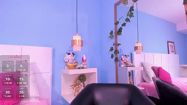 Snapshot of PenelopeBond chatting on 10-17-25, 02:08 PenelopeBond online show from 10-17-25, 02:08