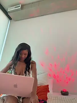 Snapshot of LoveDreaux chatting on 12-16-25, 08:14 LoveDreaux online show from 12-16-25, 08:14