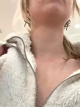 Snapshot of RonnieKiss chatting on 09-22-25, 04:36 RonnieKiss online show from 09-22-25, 04:36