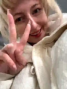 Snapshot of RonnieKiss chatting on 10-05-25, 04:11 RonnieKiss online show from 10-05-25, 04:11