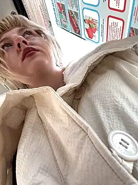 Snapshot of RonnieKiss chatting on 10-11-25, 04:22 RonnieKiss online show from 10-11-25, 04:22