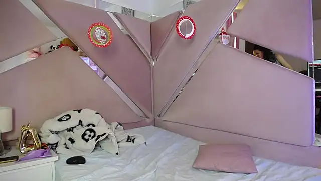 Snapshot of oblivionlove chatting on 12-13-25, 08:47 oblivionlove online show from 12-13-25, 08:47