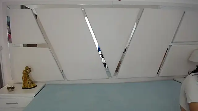 Snapshot of oblivionlove chatting on 01-17-26, 08:34 oblivionlove online show from 01-17-26, 08:34