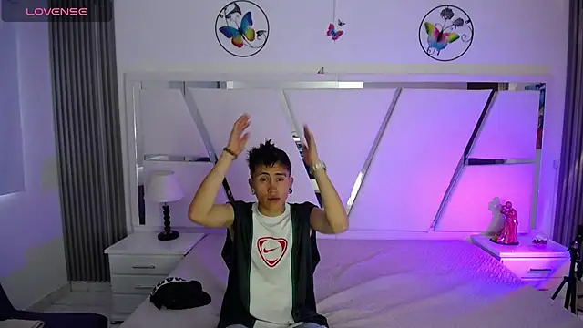 Snapshot of oblivionlove chatting on 02-04-26, 12:33 oblivionlove online show from 02-04-26, 12:33