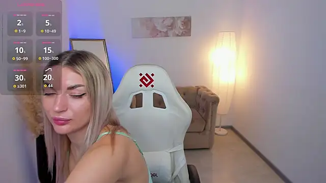 Snapshot of Alice_Cutieee chatting on 10-19-25, 10:27 Alice Cutieee online show from 10-19-25, 10:27