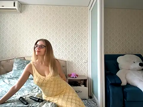 Snapshot of twoflowersshy chatting on 10-16-25, 09:21 twoflowersshy online show from 10-16-25, 09:21