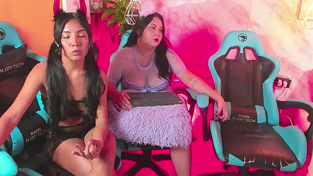 Lauren smiles online show from 10-19-25, 05:30