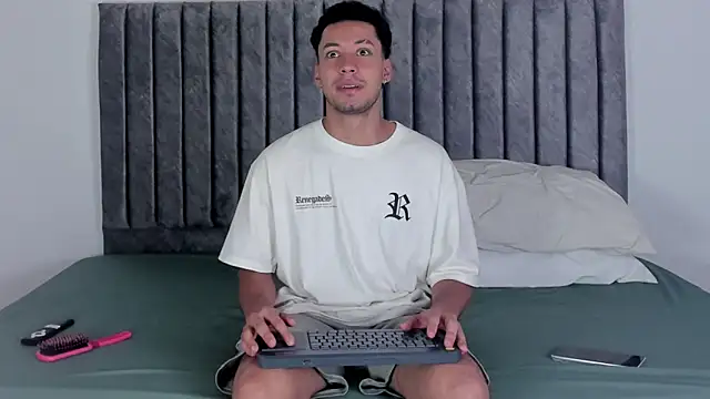 aroncooper1 online show from 10-02-25, 12:23