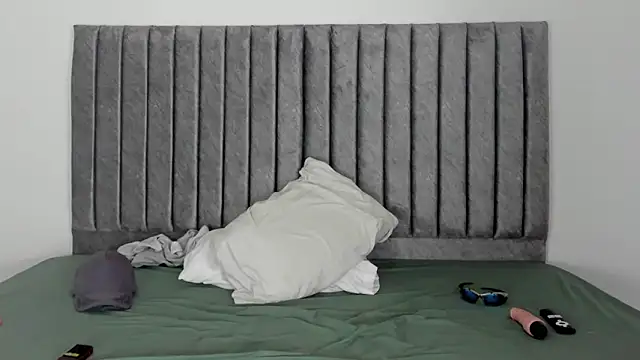 aroncooper1 online show from 10-03-25, 01:08