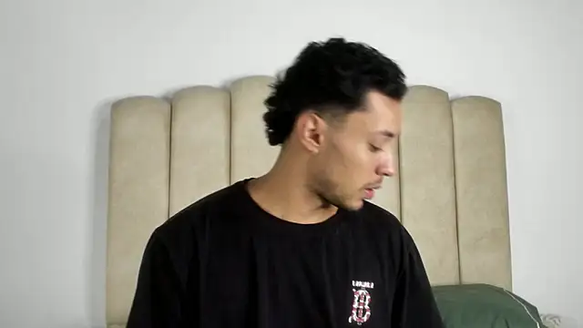 aroncooper1 online show from 10-06-25, 09:51