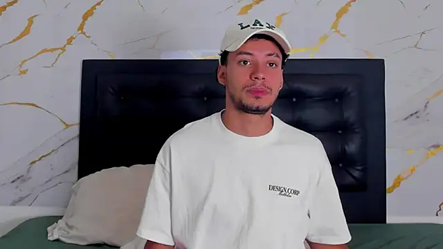 aroncooper1 online show from 10-08-25, 12:36