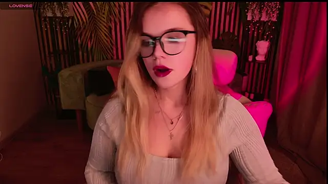 KellyHayden online show from 12-17-25, 05:08