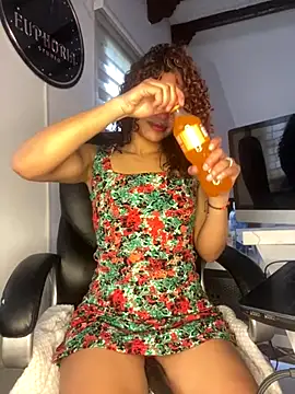 PrettyLia online show from 10-25-25, 04:24