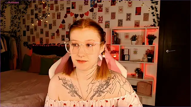 Snapshot of Ayla_Hicks chatting on 09-29-25, 03:11 Ayla Hicks online show from 09-29-25, 03:11