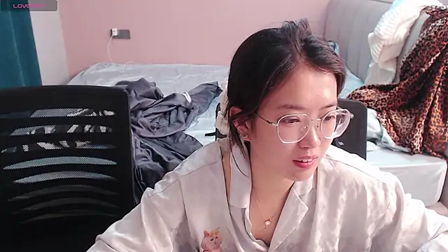 Snapshot of redrose520 chatting on 10-11-25, 12:26 redrose520 online show from 10-11-25, 12:26