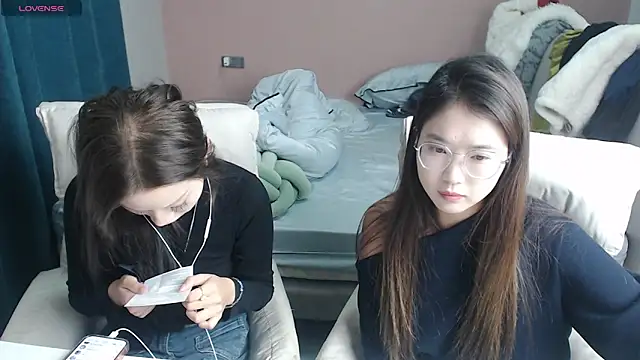 Snapshot of redrose520 chatting on 11-23-25, 11:43 redrose520 online show from 11-23-25, 11:43