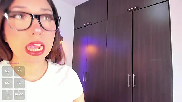 Snapshot of emily__walker chatting on 10-05-25, 02:54 emily walker online show from 10-05-25, 02:54