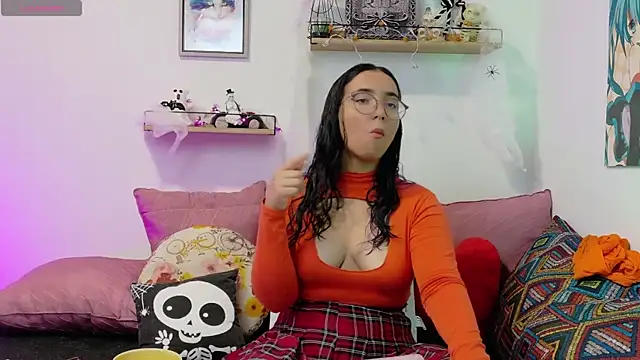 Snapshot of LucyDerby chatting on 10-22-25, 11:15 LucyDerby online show from 10-22-25, 11:15