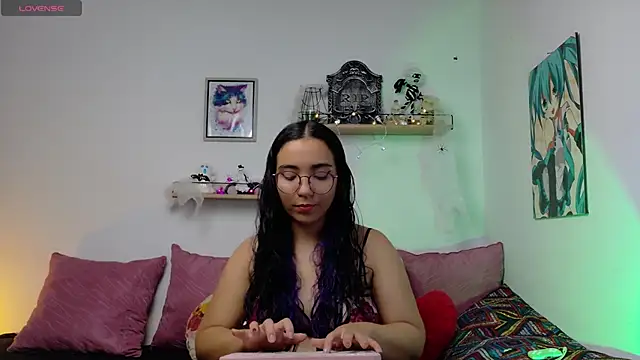 Snapshot of LucyDerby chatting on 10-28-25, 09:06 LucyDerby online show from 10-28-25, 09:06