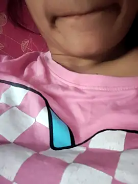 Snapshot of Queen-Bee143 chatting on 02-19-26, 03:13 Queen-Bee143 online show from 02-19-26, 03:13