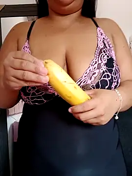 Snapshot of EggedGrowth chatting on 11-21-25, 02:16 EggedGrowth online show from 11-21-25, 02:16