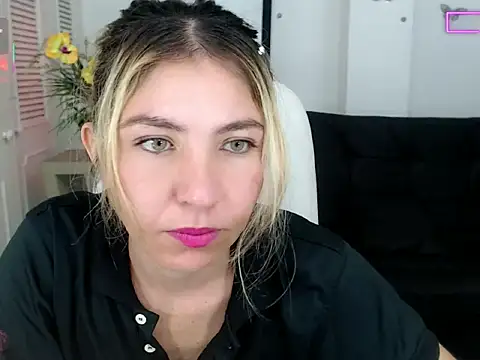 Snapshot of vanessa_21__ chatting on 10-10-25, 11:04 vanessa 21   online show from 10-10-25, 11:04