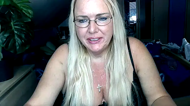 Sandy-Summer online show from 10-21-25, 02:51