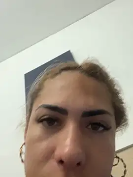 Snapshot of Naomi24herr chatting on 09-27-25, 01:43 Naomi24herr online show from 09-27-25, 01:43