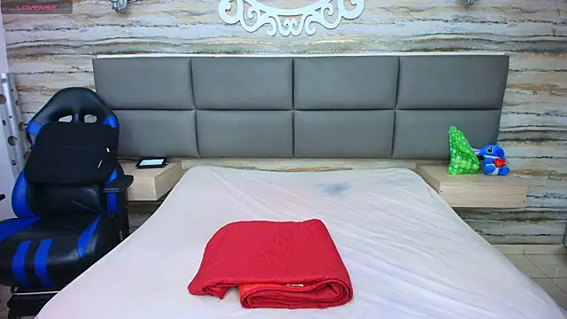 Snapshot of Lovers_21 chatting on 10-24-25, 12:19 Lovers 21 online show from 10-24-25, 12:19